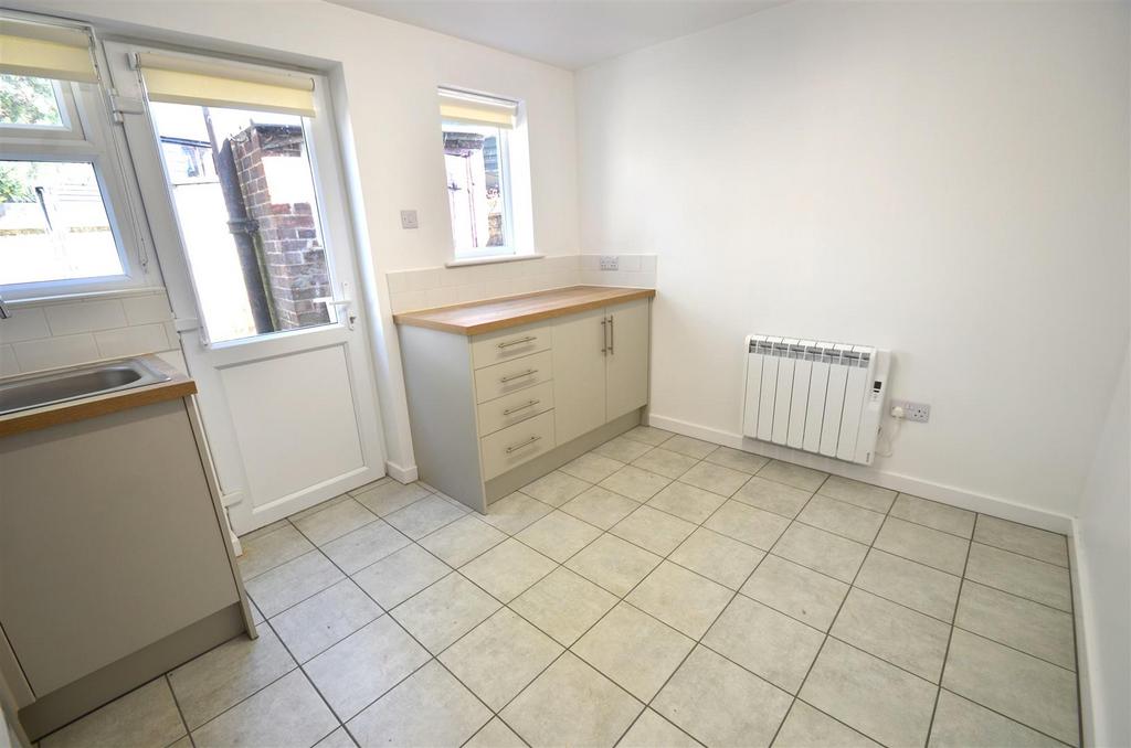 High Street, Shefford, Beds 2 bed semidetached house to rent £1,050