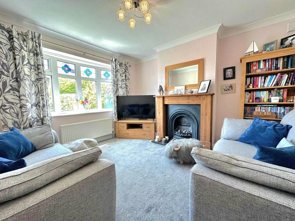 Bush Hill, Northampton NN3 3 bed semidetached house for sale £320,000