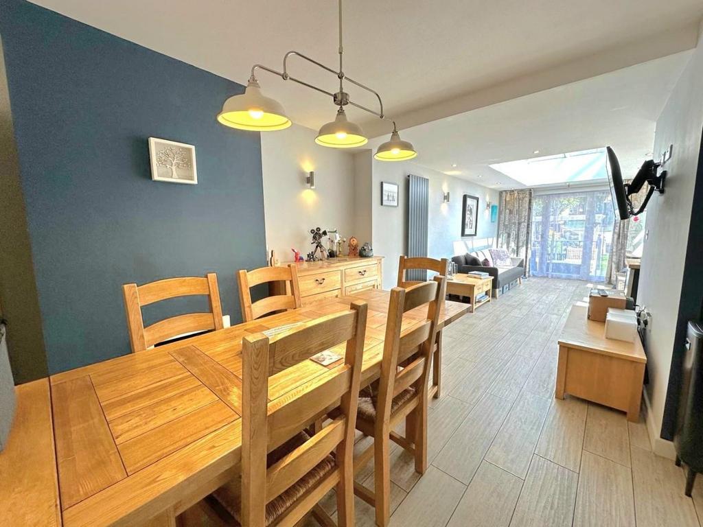 Bush Hill, Northampton NN3 3 bed semidetached house £300,000