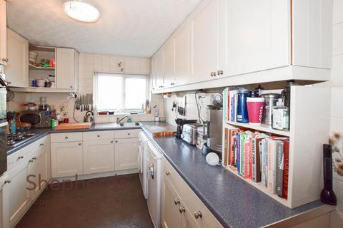 2 bedroom flat for sale, Chadwell Avenue, Cheshunt EN8