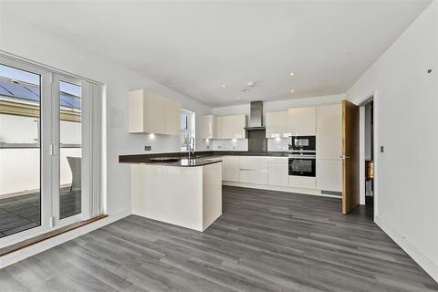 2 bedroom penthouse to rent, Dyas Road, Sunbury-On-Thames