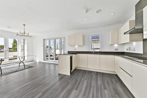 2 bedroom penthouse for sale, Dyas Road, Sunbury-On-Thames