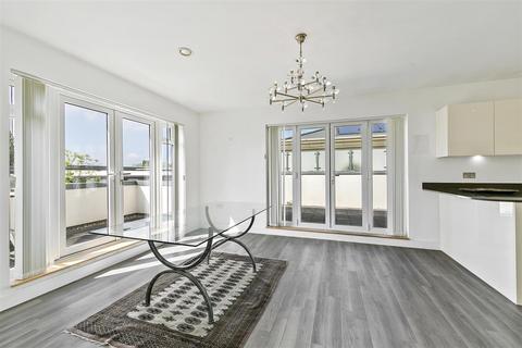 2 bedroom penthouse for sale, Dyas Road, Sunbury-On-Thames