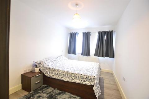 2 bedroom flat to rent, Flat 2 Chancellor HouseFarnburn AvenueSloughBerkshire