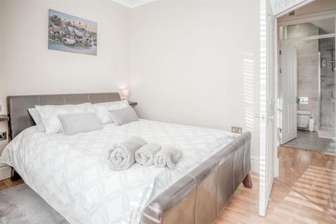 2 bedroom flat for sale, The Paragon, Tenby