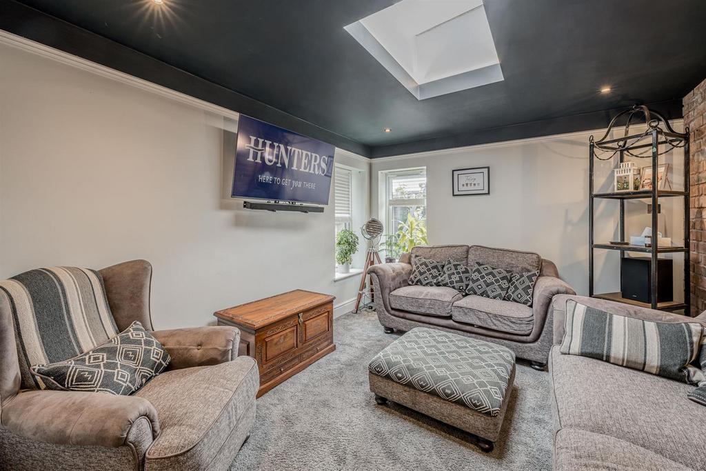 Churchill Drive, Stourbridge, DY8 4JR 3 bed semidetached house for