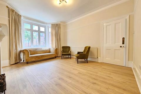 3 bedroom terraced house to rent, Lodge Road, London