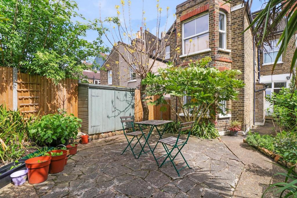 Byne Road, London 2 bed flat for sale £450,000