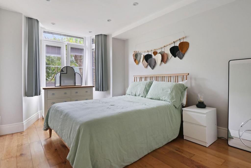 06-05af80010 AM PROPWRLD 65a Byne Road Se26 5jg18