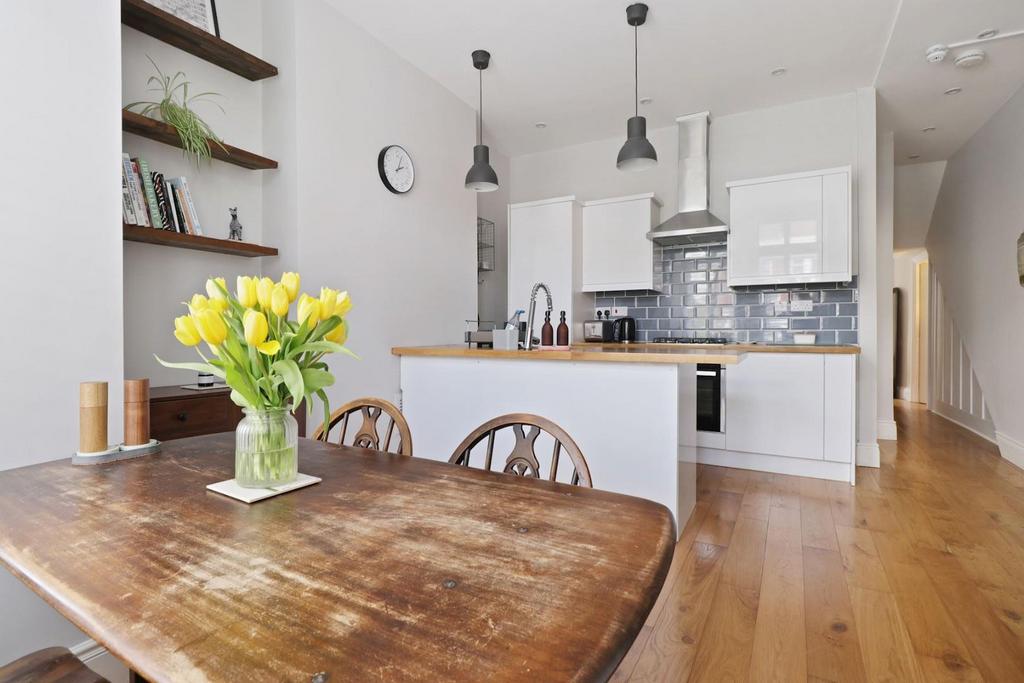 09-ed7080010 AM PROPWRLD 65a Byne Road Se26 5jg27