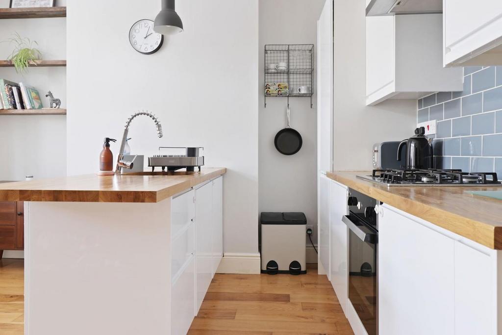 10-23d880010 AM PROPWRLD 65a Byne Road Se26 5jg30