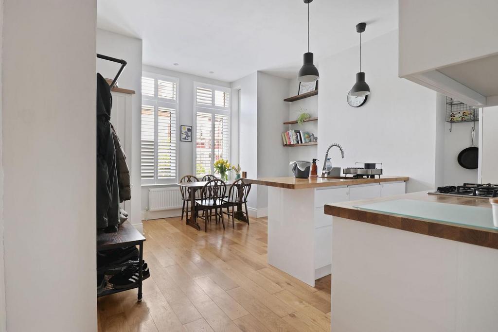 14-d95780010 AM PROPWRLD 65a Byne Road Se26 5jg42