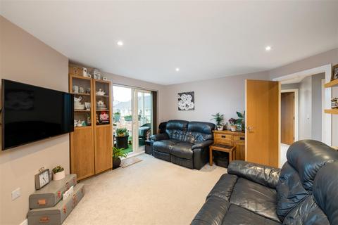 2 bedroom apartment for sale, Yoxall Mews, Redhill