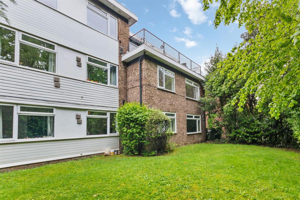 Grand Drive, Raynes Park SW20 2 bed flat - £575,000