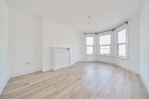 4 bedroom flat to rent, Baring Road London SE12