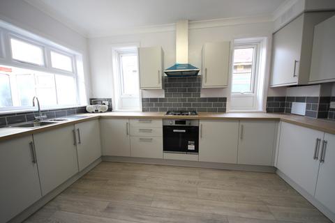 2 bedroom detached bungalow to rent, Western Avenue, Bournemouth,