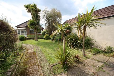 2 bedroom detached bungalow to rent, Western Avenue, Bournemouth,