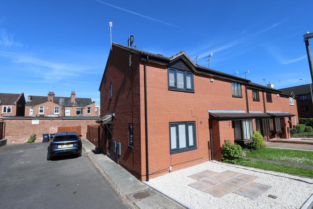Austin Edwards Drive, Warwick, CV34 2 bed semidetached house £1,195