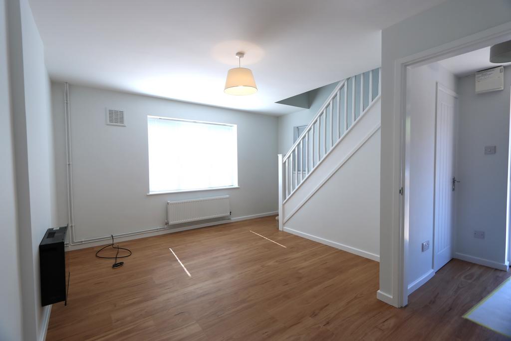 Austin Edwards Drive, Warwick, CV34 2 bed semidetached house £1,195