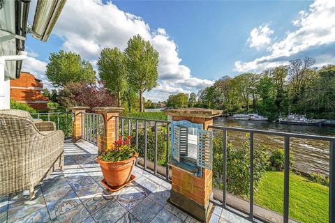 2 bedroom flat for sale, Hampton Court Road, East Molesey, KT8