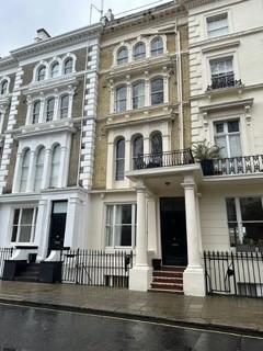 Studio to rent, Leinster Square, London W2
