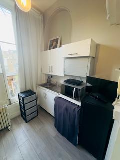 Studio to rent, Leinster Square, London W2