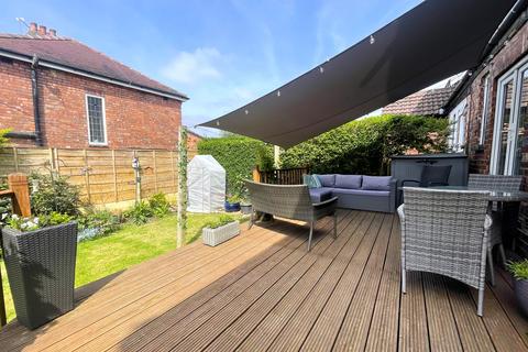 4 bedroom semi-detached house for sale, Warwick Road, Romiley