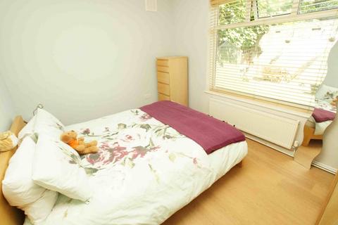 3 bedroom flat to rent, Mayfield Close, Anerley