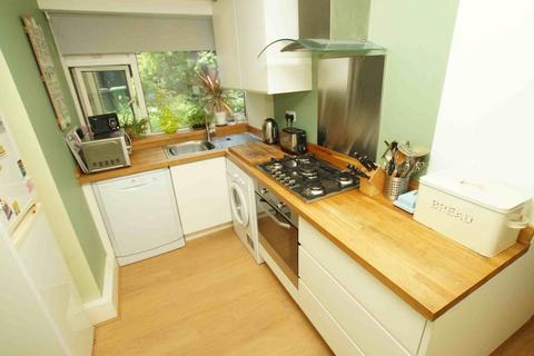 3 bedroom flat to rent, Mayfield Close, Anerley