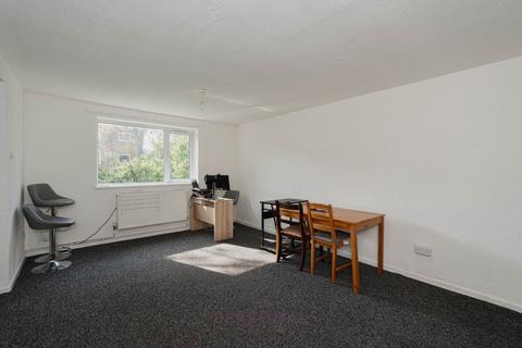 3 bedroom end of terrace house to rent, Gatley Avenue, Epsom