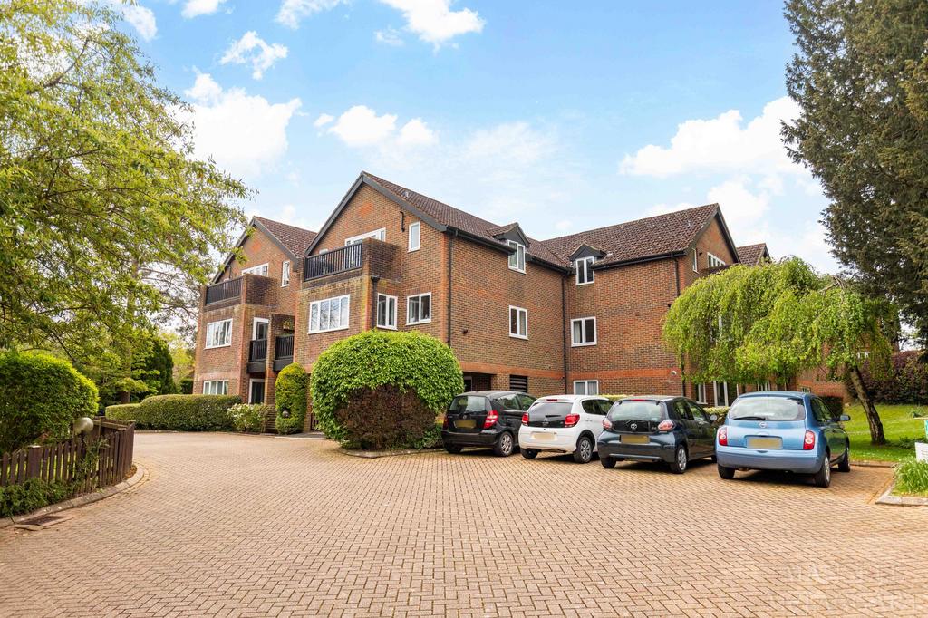 Hartfield Road, Forest Row RH18 2 bed apartment for sale £180,000