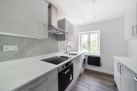 2 bedroom apartment to rent, Virginia Water