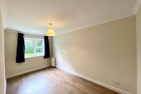 2 bedroom flat to rent, Saffron Close, Newbury RG14