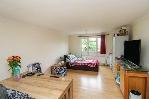 2 bedroom flat for sale, Holtye Walk, Crawley, West Sussex. RH10 6QP