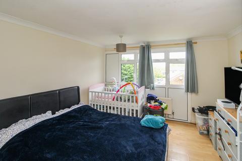 2 bedroom flat for sale, Holtye Walk, Crawley, West Sussex. RH10 6QP