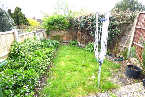 12 Minchin Close, Leatherhead, KT22 8BH
