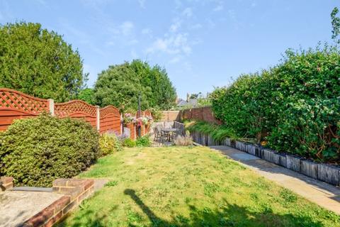 12 Minchin Close, Leatherhead, KT22 8BH
