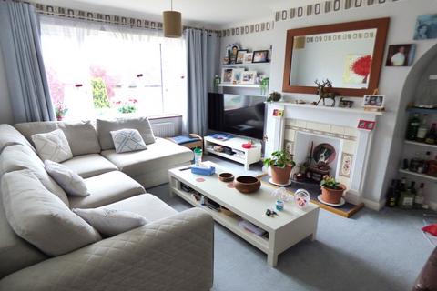 12 Minchin Close, Leatherhead, KT22 8BH