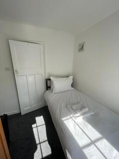 5 bedroom house share to rent, Avalon Road, London W13