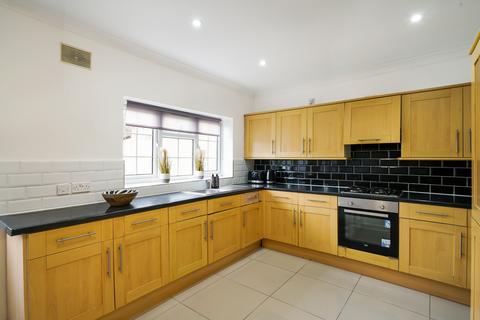 5 bedroom house share to rent, Avalon Road, London W13