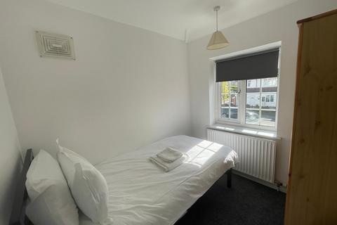 5 bedroom house share to rent, Avalon Road, London W13