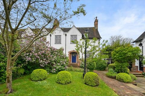 8 Winscombe Crescent, London, W5 1AZ