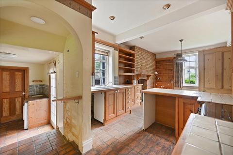 8 Winscombe Crescent, London, W5 1AZ