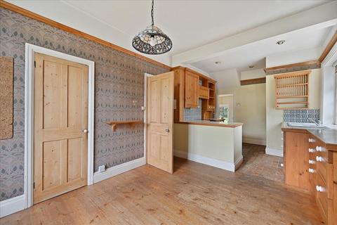 8 Winscombe Crescent, London, W5 1AZ