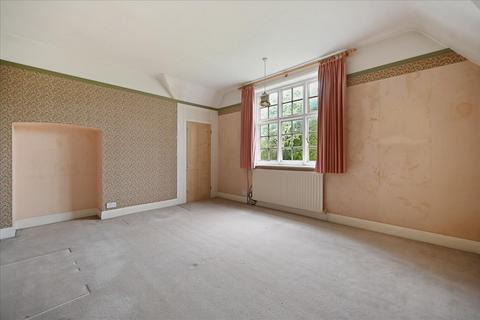 8 Winscombe Crescent, London, W5 1AZ
