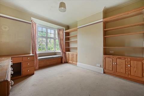 8 Winscombe Crescent, London, W5 1AZ
