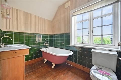 8 Winscombe Crescent, London, W5 1AZ