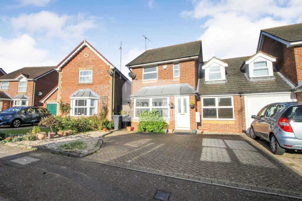 Chard Drive, Luton LU3 4 bed semidetached house for sale £350,000