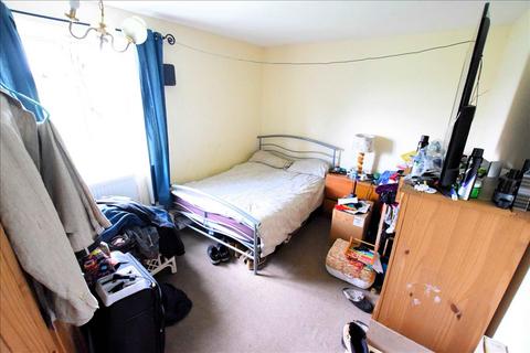 2 bedroom flat for sale, Elmwood Avenue, Hanworth, Middlesex, TW13