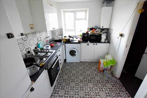 2 bedroom flat for sale, Elmwood Avenue, Hanworth, Middlesex, TW13